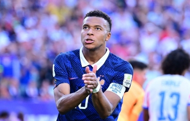Mbappe nổi nóng, chửi cầu thủ Paraguay trong trận đấu căng thẳng tại World Cup