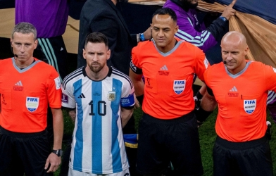 Truyền thông Anh chế giễu Argentina sau khi FIFA công bố trọng tài bán kết