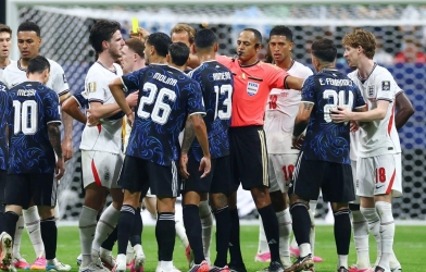 Messi bị triệt hạ, Anh và Argentina 'ẩu đả' ở bán kết World Cup