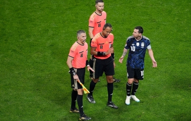 Messi khiến CĐV Anh phẫn nộ khi tác động với trọng tài ở bán kết World Cup