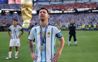 Messi khóc đẫm nước mắt trong ngày Argentina mất ngôi vương World Cup