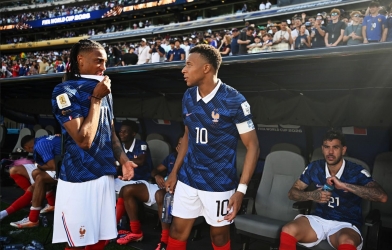 Vừa xong World Cup, ngôi sao ĐT Pháp dính luôn bê bối bỏ con