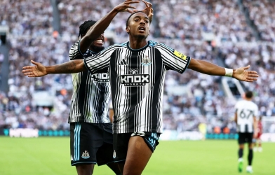 Newcastle hoà khó tin Bournemouth trong trận cầu mưa bàn thắng