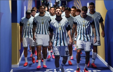 Cầu thủ Argentina đồng loạt phản ứng khi Messi tuyên bố giải nghệ
