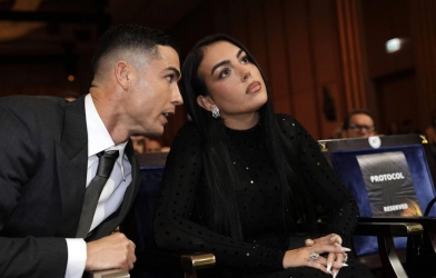 Vợ Ronaldo gây bão với thông điệp nhắm thẳng HLV Bồ Đào Nha