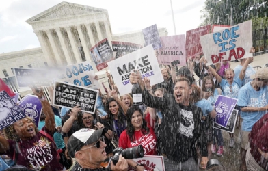 Nhân viên Activision Blizzard biểu tình để phản đối việc đảo ngược Roe vs Wade