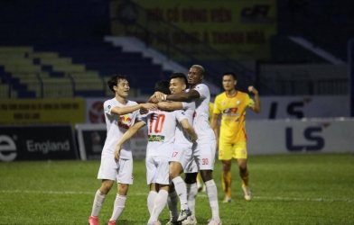 Sút xa đang là miếng đánh nguy hiểm của Kiatisak?