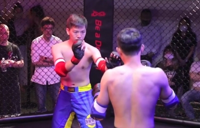 Bắt chước thủ thế như Diệp Vấn, võ sĩ Vịnh Xuân bị đánh tơi bời