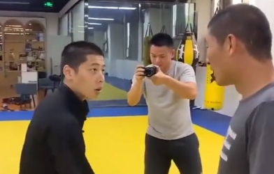 Ngạo mạn giơ mặt, võ sư Võ Đang bị đấm gục sau một đòn