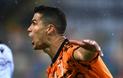 Một mình Ronaldo đưa Juve trở về từ cõi chết