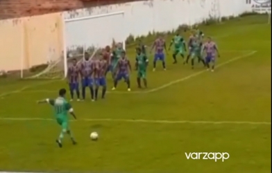 VIDEO: 'Ronaldo ao làng' đá phạt cực ảo khiến người xem há hốc mồm