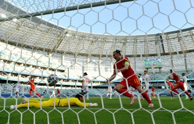 Cú đánh đầu đưa Xứ Wales trở về từ 'cõi chết'