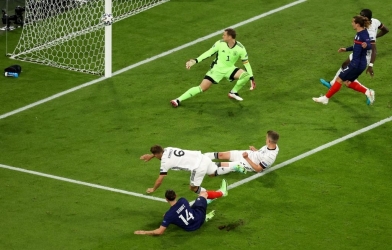 Đồng đội Ronaldo khiến khung thành tuyển Đức rung bần bật