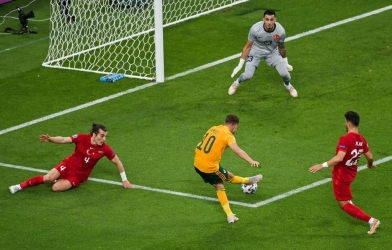 Đồng đội Ronaldo bỏ lỡ cơ hội khó tin trước Thổ Nhĩ Kỳ