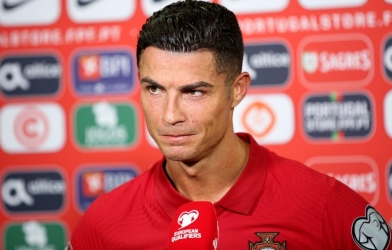 Ronaldo bị khước từ đề nghị đầu tiên khi tới MU