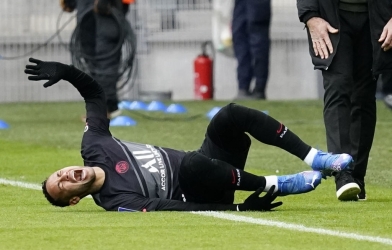 Neymar khóc nức nở sau khi dính chấn thương kinh hoàng
