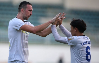 VIDEO: Ngoại binh HAGL bỏ lỡ cơ hội không tưởng