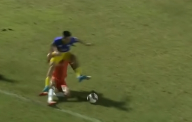 VIDEO: Văn Quyết thực hiện cú xông phi vào đối thủ