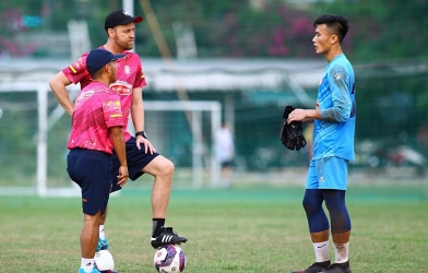 VIDEO: 'Thầy của Bùi Tiến Dũng' cân cả sân phủi