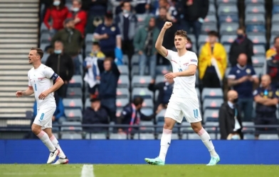Video bàn thắng Scotland 0-2 CH Séc: Mãn nhãn với siêu phẩm của Schick