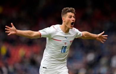 VIDEO: Siêu phẩm từ giữa sân của tuyển thủ CH Séc