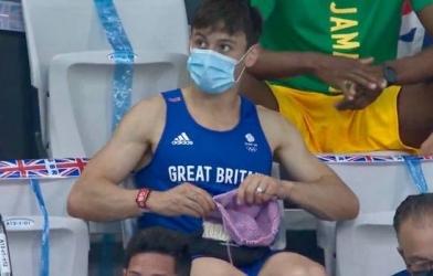 Nam VĐV vô địch Olympic gây sốt khi đan len trên khán đài