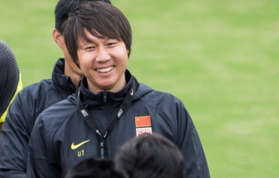 HLV Trung Quốc cười tươi ngay sau trận thua đau đớn của đội nhà