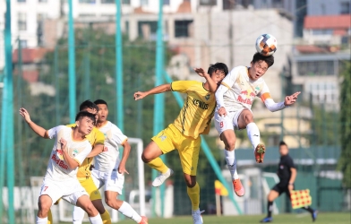 HAGL đánh rơi chiến thắng trong ngày ra quân