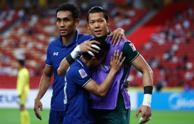 Kiatisak động viên thủ thành ĐT Thái Lan