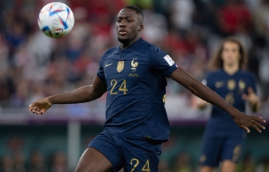 Hậu vệ tuyển Pháp bất ngờ nhận được tin nhắn thách thức trước trận gặp tuyển Anh