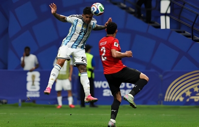 Đồng đội tại Argentina bất ngờ sở hữu cột mốc Messi không bao giờ chạm tới được
