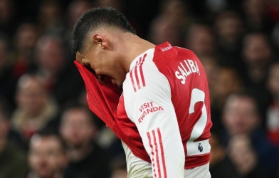 Arsenal bất ngờ dùng tiền đạo đắt giá thay thế Saliba bị chấn thương dài hạn