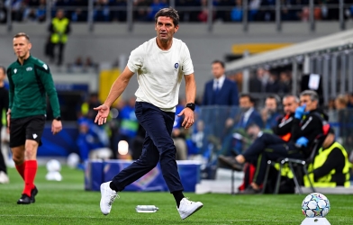 Huyền thoại Inter cảnh báo Chivu sau thất bại tại Champions League