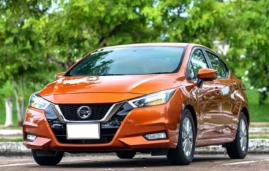 Nhà phân phối ghi nhận tình trạng hấp hơi kính lái trên Nissan Almera