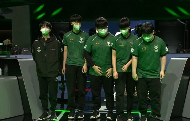 LCK: Fredit Brion bị buộc đầu hàng vì không đủ thành viên thi đấu