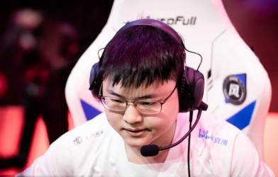 Vừa viết tâm thư động viên fan đẫm nước mắt, Uzi đã bị BLG đá lên băng ghế dự bị