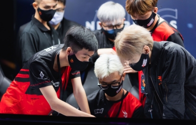 AIC 2022: Team Flash tung đội hình dị, thắng ngay trận đầu ra quân