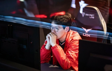 HLV kkOma nói thẳng lý do chọn Gumayusi thay vì Smash