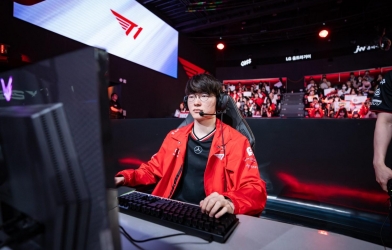 Faker hết lời ca ngợi 'đàn em' sau chiến thắng hủy diệt trước HLE