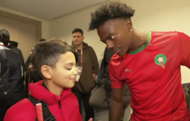 IShowSpeed tặng điện thoại cho fan