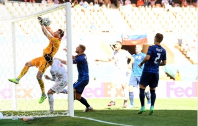 Thủ môn Slovakia sai lầm khó hiểu, 'biếu' bàn thắng cho Tây Ban Nha