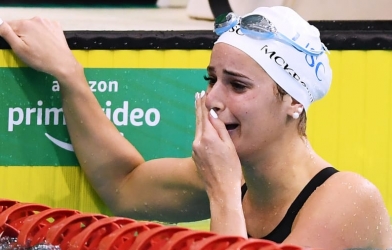 Kỷ lục Olympic bị phá 3 lần liên tiếp, nữ VĐV xinh đẹp vào chung kết