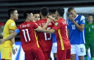 CĐV Thái Lan ‘bảo vệ’ ĐT Việt Nam, tiếp thêm sức mạnh tinh thần