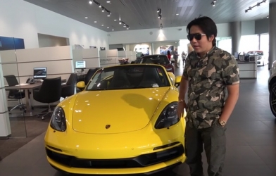 Youtuber Khoa Pug mua siêu xe Porsche nhằm 'giảm áp lực xài tiền'