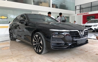 Giá xe VinFast Lux giảm chỉ còn từ 800 triệu khiến khách Việt xôn xao