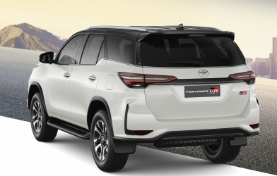 Toyota Fortuner GR-S 2022 bất ngờ lộ diện, thiết kế đậm chất thể thao