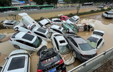 Xót xa hàng trăm ô tô ngập trong “biển nước” do lũ lụt tại Trung Quốc