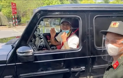 Tuấn Hưng phải “quay xe” Mercedes-AMG G 63 khi gặp chốt kiểm soát