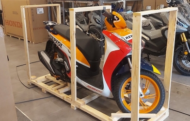 Cận cảnh Honda SH 350i Repsol đầu tiên về Việt Nam, giá đắt ngang Grand i10