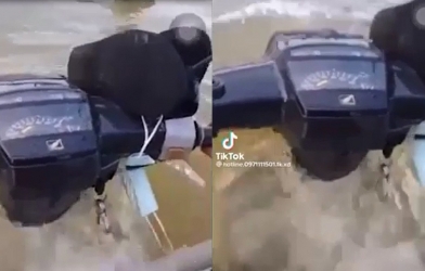 VIDEO: 'Huyền thoại' Honda Dream trổ tài lội nước ngập đến cổ xe